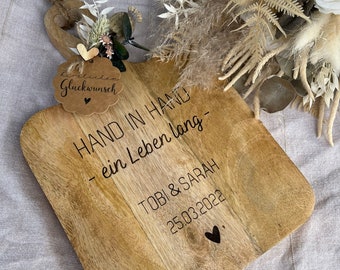 Hochzeitsgeschenk | Brett | Dekobrett | Hochzeit | Personalisiert | Lasergravur | Geschenk | Hand in Hand ein Leben lang