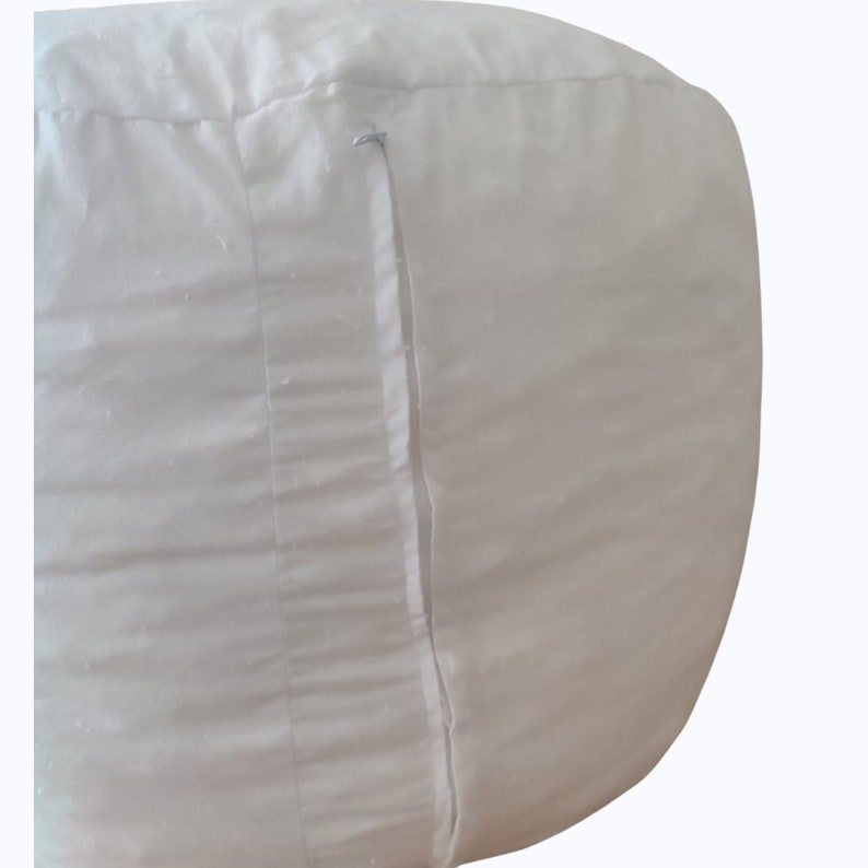 Puede incluir: Almohada blanca con cierre de cremallera en el lateral.