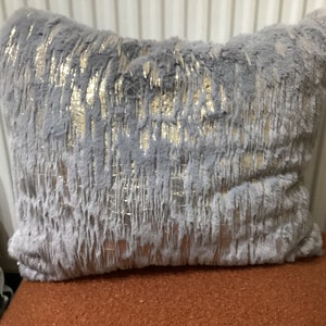 Lanzamiento de piel sintética gris, almohada de piel de oveja de poliéster, piel sintética de lana artificial, fundas de almohada de piel de oveja sintética, suaves y acogedoras, farsas sintéticas de piel,