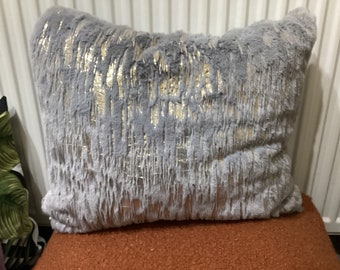 Manta de piel sintética gris, almohada de piel de oveja de poliéster, piel sintética de lana artificial, fundas de almohada de piel de oveja sintética, suaves y acogedoras, fundas de piel sintética.