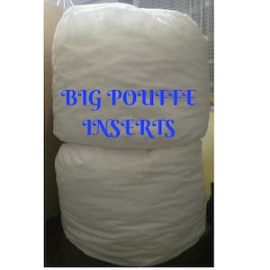 Könnte beinhalten: Zwei große weiße Pouffe-Einsätze, übereinander gestapelt. Der Text "BIG POUFFE INSERTS" ist in Blau auf dem oberen Einsatz gedruckt.