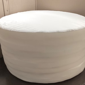 Puede incluir: Maniquí de pastel redondo de espuma blanca, utilizado para practicar técnicas de decoración de pasteles.