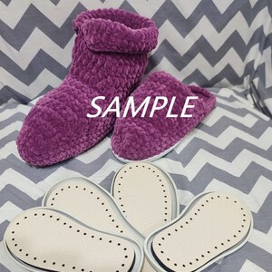 Puede incluir: Pantuflas de color morado tejidas a crochet con una textura esponjosa. Las pantuflas se muestran con cuatro plantillas beige con un patr&oacute;n de puntos.