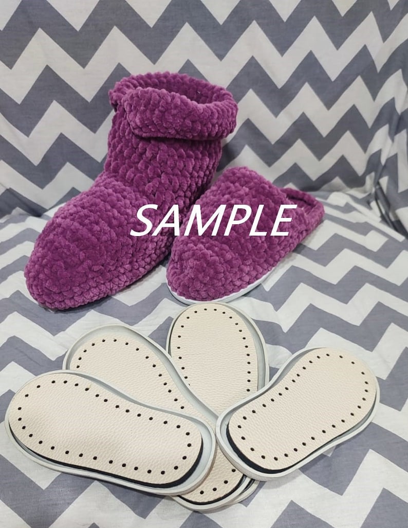 Puede incluir: Pantuflas de color morado tejidas a crochet con una textura esponjosa. Las pantuflas se muestran con cuatro plantillas beige con un patr&oacute;n de puntos.