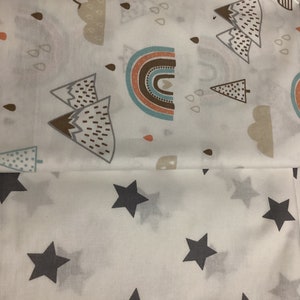 K&ouml;nnte beinhalten: Wei&szlig;er Stoff mit einem sich wiederholenden Muster aus grauen Sternen. Der obere Teil zeigt ein Design aus Regenbogen, Bergen, Wolken und Regentropfen in Braun-, T&uuml;rkis- und Oranget&ouml;nen. Geeignet f&uuml;r Babybettw&auml;sche oder Kinderzimmerdekoration.