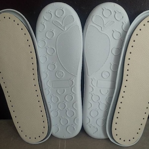Puede incluir: Cuatro plantillas de zapatos blancas con un patr&oacute;n texturizado. Dos plantillas tienen una superficie lisa y dos tienen una superficie texturizada.