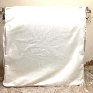 Puede incluir: Protector de sábana ajustable blanco con cierre de cremallera. El protector está hecho de una tela suave y lisa.