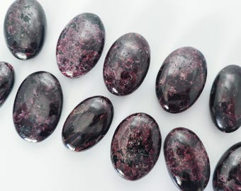 Granat-Handschmeichler – Leidenschaft, Mut, Heilkristall