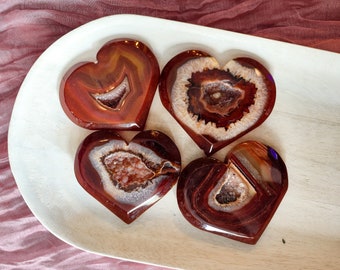Scultura in cristallo a cuore di corniola drusa