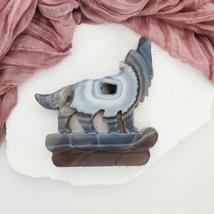 Scultura in cristallo animale di lupo ululante di agata druzy