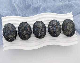 Black Que Sera Palm Stone