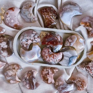 Flower Agate Moon Carving