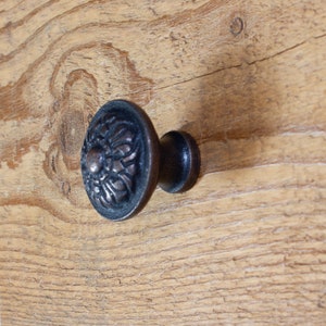 Fleur-de-lis Drawer Knob Antique Solid Iron / Cabinet Knob / Furniture Handles