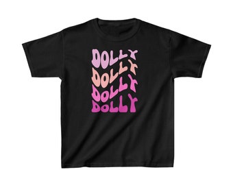 Op de afbeelding: Zwart T-shirt met het woord "DOLLY" in een herhalend, golvend ontwerp. De tekst is in roze en paarse tinten. Een casual kledingstuk voor elke dag.