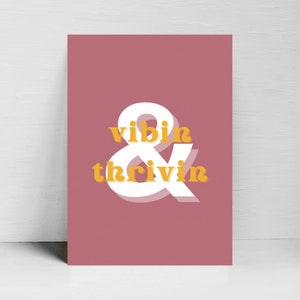 Vibin y thrivin descarga imprimible, descarga digital, póster de pared de galería, póster de buenas vibraciones, blanco amarillo rosa, boho, decoración de arte de pared