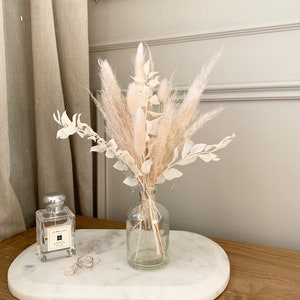 Pequeño ramo natural de hierbas de la Pampa y colas de conejo, arreglo floral en jarrón estilo boho para decoración de mesa de boda.