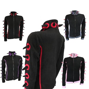 Puede incluir: Cinco chaquetas de forro polar con ribetes de diferentes colores. Las chaquetas tienen cierre de cremallera y cuello alto. Las mangas tienen un diseño único con círculos rojos, morados, rosas y grises.
