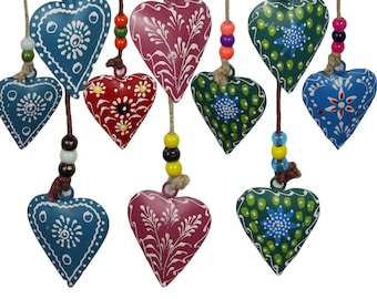 Móvil colgante bohemio con corazones de metal pintados a mano en una cuerda, con cuentas, verde, azul, rojo y rosa, estilo hippie bohemio.