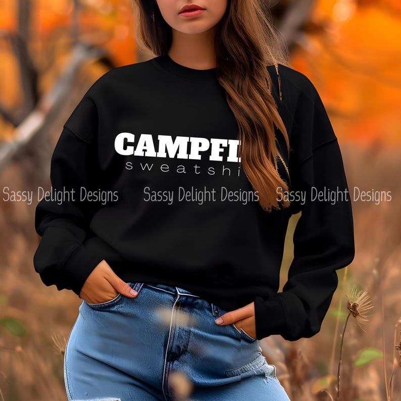 Puede incluir: Una sudadera negra con el texto "CAMPFIRE sweatshirt" en letras blancas.