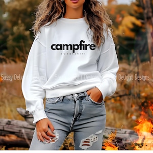Puede incluir: Sudadera blanca con el texto "campfire sweatshirt" en letras negras.