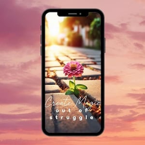 Puede incluir: Una flor rosa creciendo de una grieta en un camino de adoquines. El fondo es una imagen borrosa de un cielo de puesta de sol. El texto "Create Magic out of struggle" está superpuesto en la imagen.