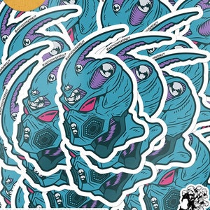 Puede incluir: Varias pegatinas de personajes de anime azul y morado con contornos blancos. El personaje tiene tres ojos y un diseño detallado. Las pegatinas están apiladas unas sobre otras.