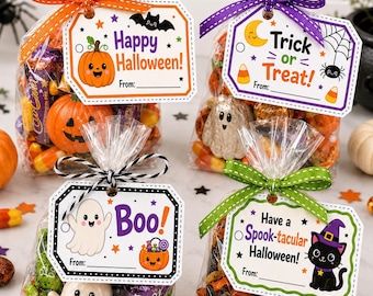 Puede incluir: Cuatro bolsas de golosinas de plástico transparente rellenas con dulces y aperitivos variados de Halloween. Cada bolsa está atada con una cinta de color y cuenta con una etiqueta de regalo de papel con ilustraciones festivas y textos como Happy Halloween, Trick or Treat, Boo y Have a Spook-tacular Halloween.