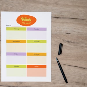 Puede incluir: Un planificador semanal imprimible con un título "Semana de un vistazo" amarillo y naranja. El planificador tiene espacios para cada día de la semana, de lunes a domingo, y una sección de notas.