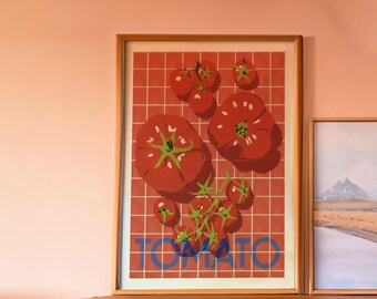 Może przedstawiać: Plakata w ramie z czerwono-białym kratkowanym tłem przedstawiający martwą naturę z czerwonymi pomidorami. Słowo "TOMATO" jest napisane niebieskimi literami na dole plakatu.