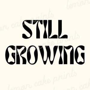 K&ouml;nnte beinhalten: Schwarz-wei&szlig;es Grafikdesign mit dem Text "STILL GROWING" in einer Retro-Schriftart mit Wellen.