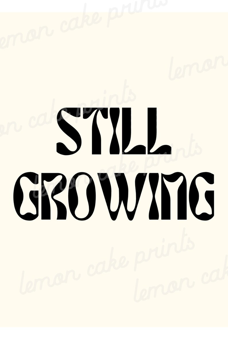 K&ouml;nnte beinhalten: Schwarz-wei&szlig;es Grafikdesign mit dem Text "STILL GROWING" in einer Retro-Schriftart mit Wellen.