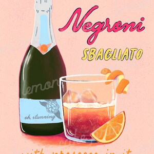 Pu&ograve; includere: Uno sfondo rosa con un bicchiere di Negroni Sbagliato con una scorza di limone e cubetti di ghiaccio. Una bottiglia di prosecco &egrave; accanto al bicchiere. Il testo "Negroni Sbagliato with prosecco in it" &egrave; scritto in arancione sotto il bicchiere.
