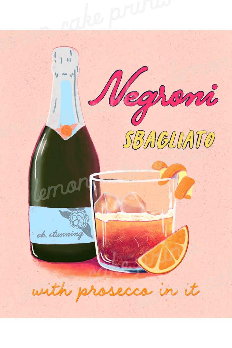 Pu&ograve; includere: Uno sfondo rosa con un bicchiere di Negroni Sbagliato con una scorza di limone e cubetti di ghiaccio. Una bottiglia di prosecco &egrave; accanto al bicchiere. Il testo "Negroni Sbagliato with prosecco in it" &egrave; scritto in arancione sotto il bicchiere.