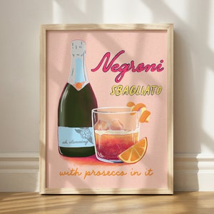 Pu&ograve; includere: Un poster rosa con un'illustrazione grafica di un cocktail Negroni Sbagliato con prosecco. Il testo sul poster recita "Negroni Sbagliato with prosecco in it".