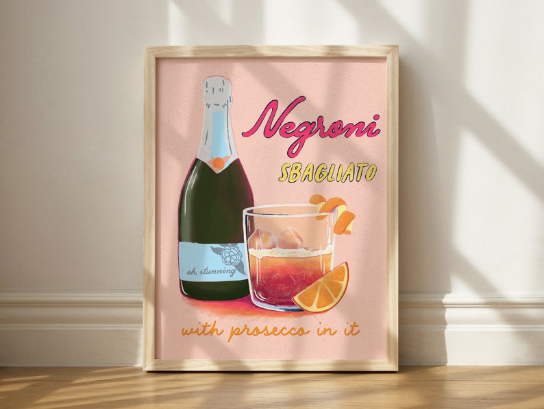 Pu&ograve; includere: Un poster rosa con un'illustrazione grafica di un cocktail Negroni Sbagliato con prosecco. Il testo sul poster recita "Negroni Sbagliato with prosecco in it".