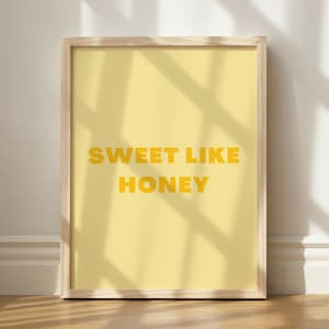 Sweet Like Honey Print, Inspirierendes Wohnzimmer Dekor, Wandkunst druckbar, Gelbe Ästhetik, druckbare Wandkunst, SpruchKunst