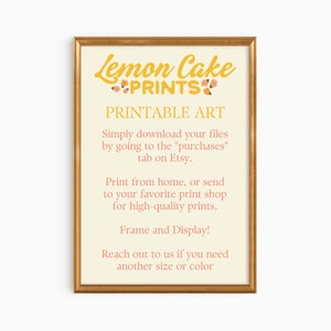 K&ouml;nnte beinhalten: Ein druckbares Kunstdesign mit dem Text "Lemon Cake Prints" in Gelb mit rosa Blumen. Der Text "Printable Art" ist in Rosa. Der Text darunter erkl&auml;rt, wie man die Dateien herunterl&auml;dt und zu Hause oder in einem Druckstudio druckt.