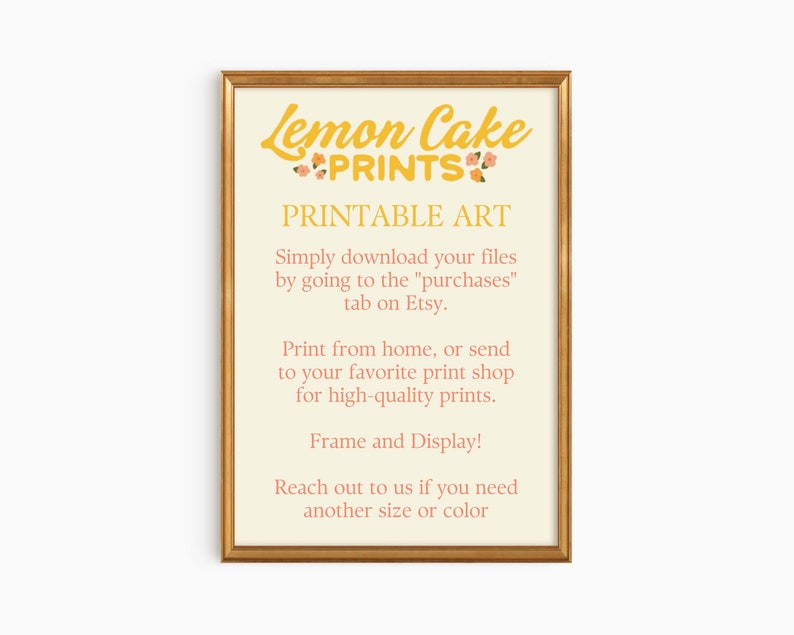 K&ouml;nnte beinhalten: Ein druckbares Kunstdesign mit dem Text "Lemon Cake Prints" in Gelb mit rosa Blumen. Der Text "Printable Art" ist in Rosa. Der Text darunter erkl&auml;rt, wie man die Dateien herunterl&auml;dt und zu Hause oder in einem Druckstudio druckt.
