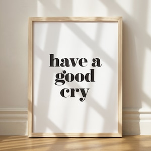 K&ouml;nnte beinhalten: Ein gerahmter Druck mit dem Text "have a good cry" in schwarzen Fettdruck auf wei&szlig;em Hintergrund.