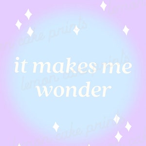 Puede incluir: Un fondo degradado azul claro y morado con estrellas blancas y el texto "it makes me wonder" en blanco.