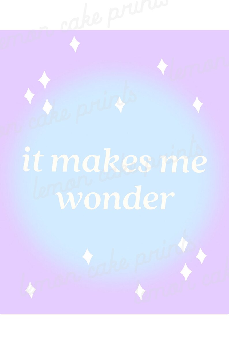 Puede incluir: Un fondo degradado azul claro y morado con estrellas blancas y el texto "it makes me wonder" en blanco.