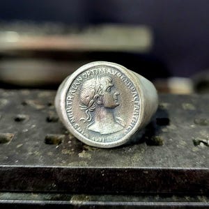 Anillo con moneda denario de Trajano antiguo, joyería hecha a mano en plata esterlina de 925 k, anillo de sello para hombre, anillo unisex de 7S Artisans, regalo único para él