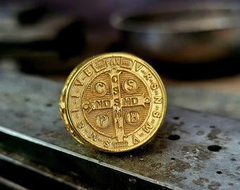 Anillo de sello de San Benito en oro macizo: poder protector y espiritualidad ancestral
