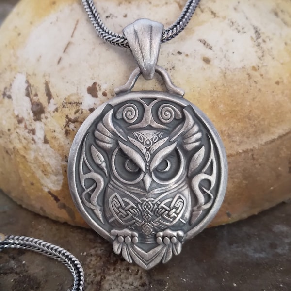 Keltischer Eulen Bas Relief Anhänger, 925 Karat Sterling Silber Handgemachter Schmuck, Spiritualität Halskette, Keltische Mythologie Medaillon, Einzigartige Geschenk Männer