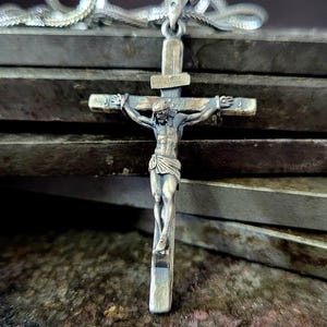 Collar de plata con la crucifixión de Jesús para hombre, joyería hecha a mano en plata de ley 925k, colgante de cruz de plata cristiana para hombre, regalo para novio