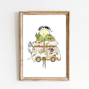 Peut inclure: Illustration encadrée d'un van vintage avec des planches de surf, des bagages et un palmier sur le toit. Un chien portant des lunettes de soleil est au volant. Le texte "Let's Surf!" est au-dessus du van.
