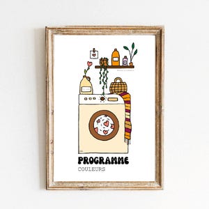 Peut inclure: Une machine à laver blanche avec une porte brune et un motif de cœurs. La machine est dans une buanderie avec une étagère au-dessus. L'étagère a une plante, des bouteilles et un panier dessus. Le texte "PROGRAMME COULOURS" est sous la machine à laver.