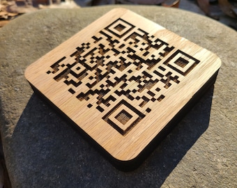 Código QR grabado en madera