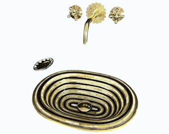 Lavabo marroquí de latón hecho a mano con interior de resina: una declaración de lujo marroquí.