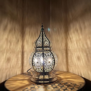 モロッコ風テーブルランプ（白真鍮製）、ボヘミアン風オリエンタル照明、装飾的なサイドランプ